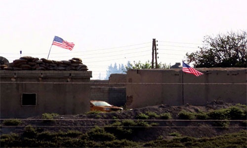Comandos estadounidenses izan su bandera en la ciudad de Tal Abyad